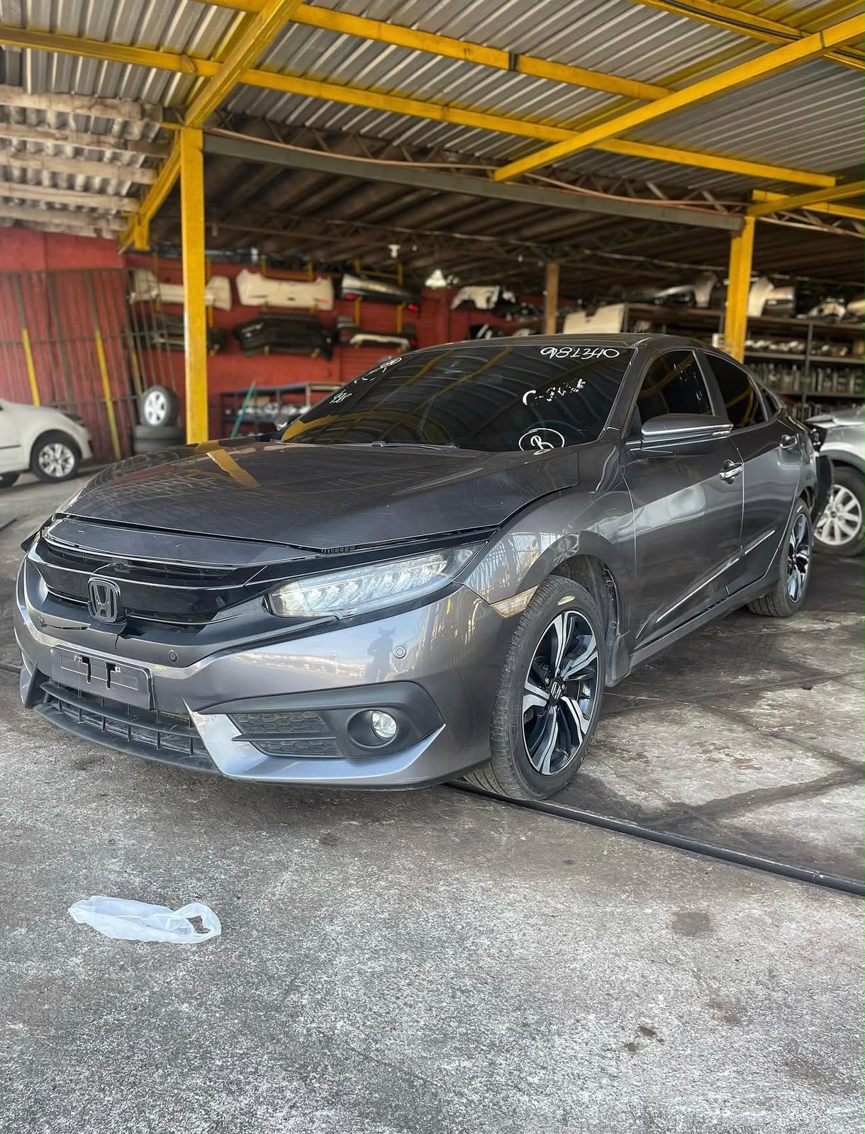 Honda Civic cinza no pátio da Araxá Auto Peças