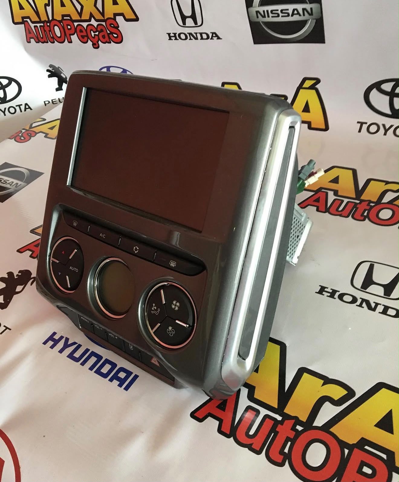 Central multimídia automotiva com comando de ar-condicionado