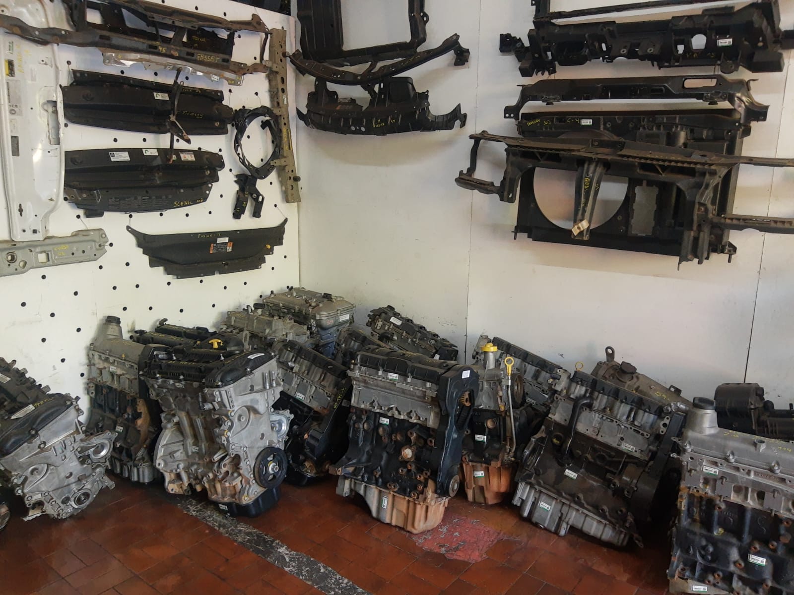 Estoque de motores usados e peças de frente organizados na loja