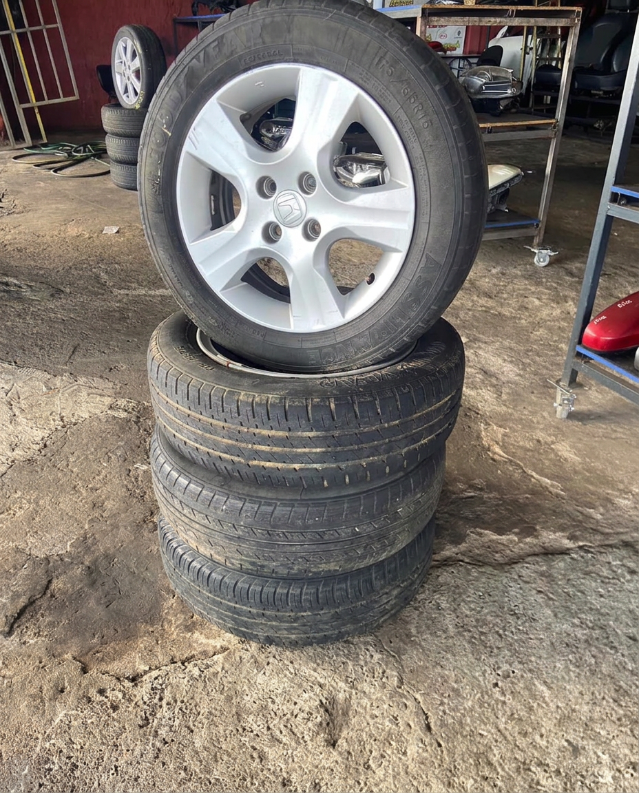 Jogo de rodas aro 15 com pneus para Honda Fit 2010